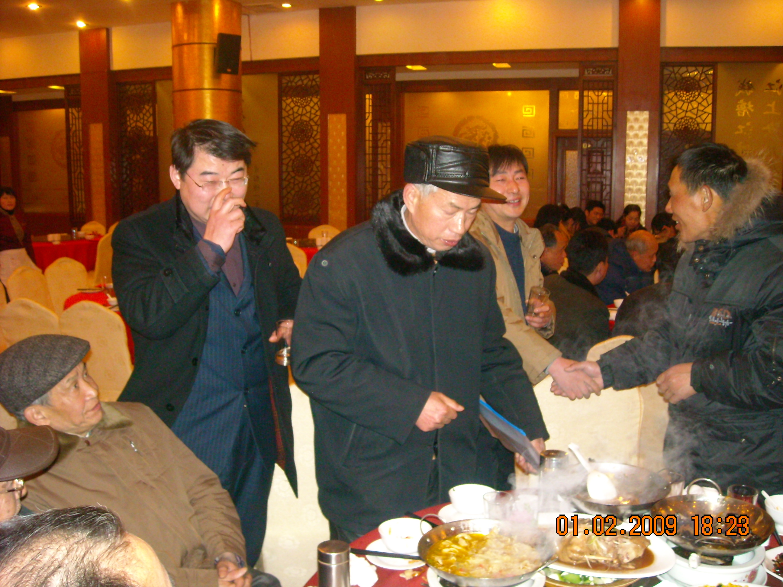 与步胜会长握手、亮公、德海[本次大会功臣]