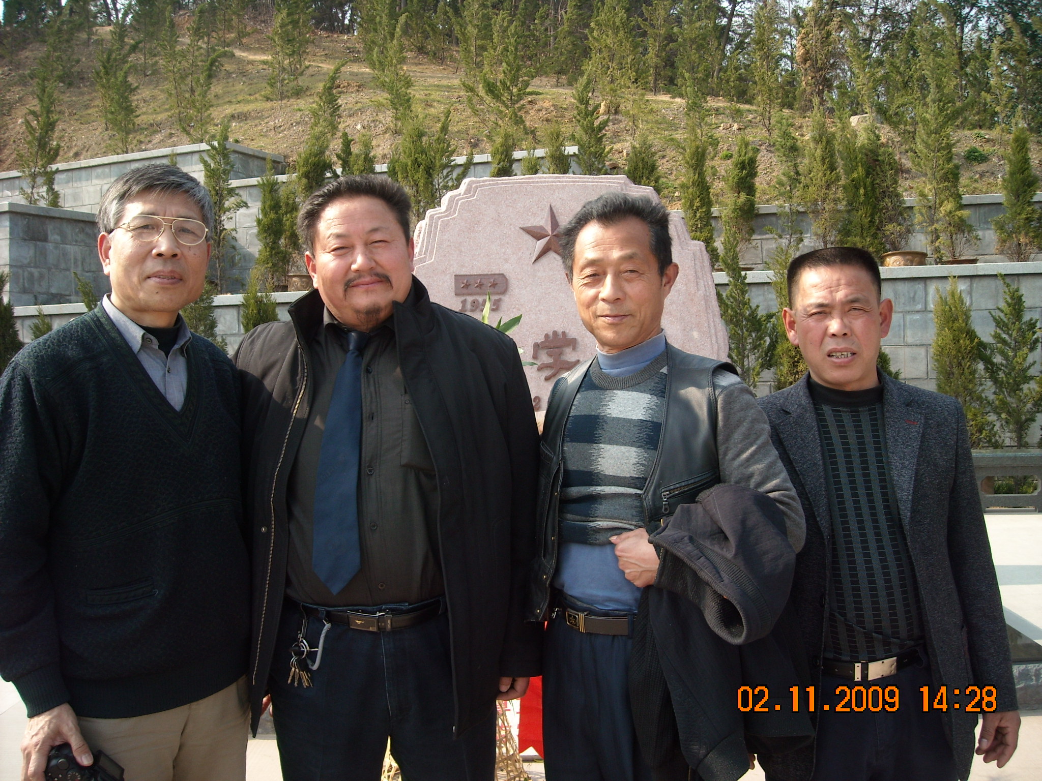 我们四人在金寨烈士纪念塔