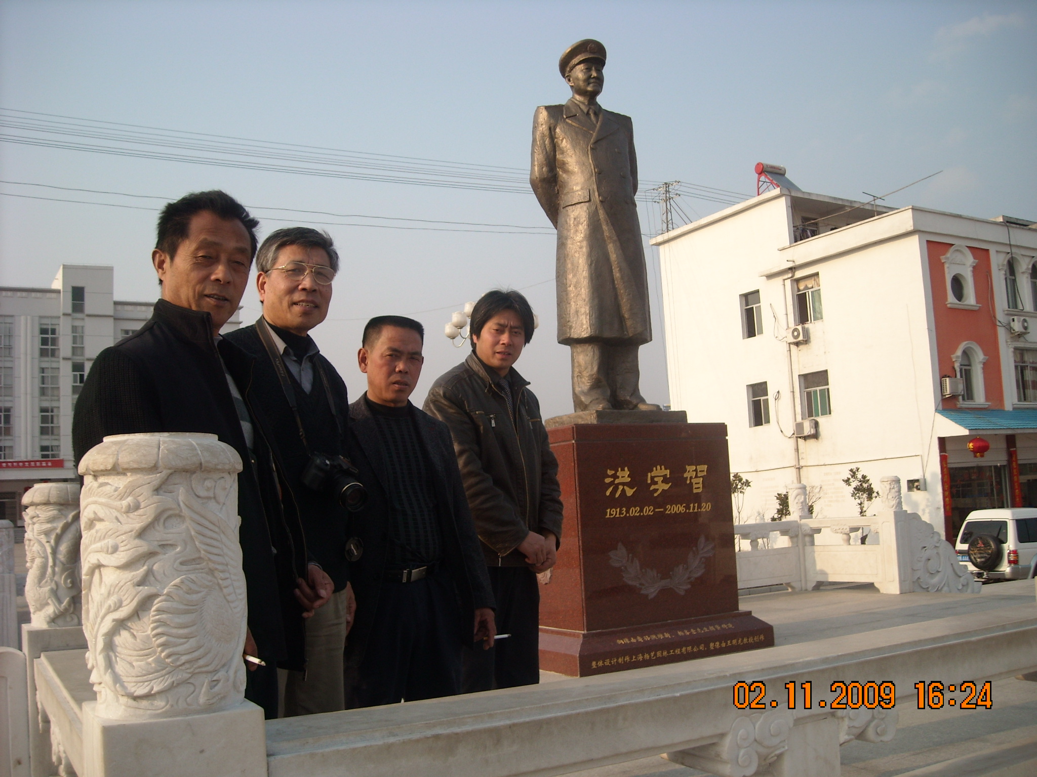 文华教授在双河洪学智将军铜像前