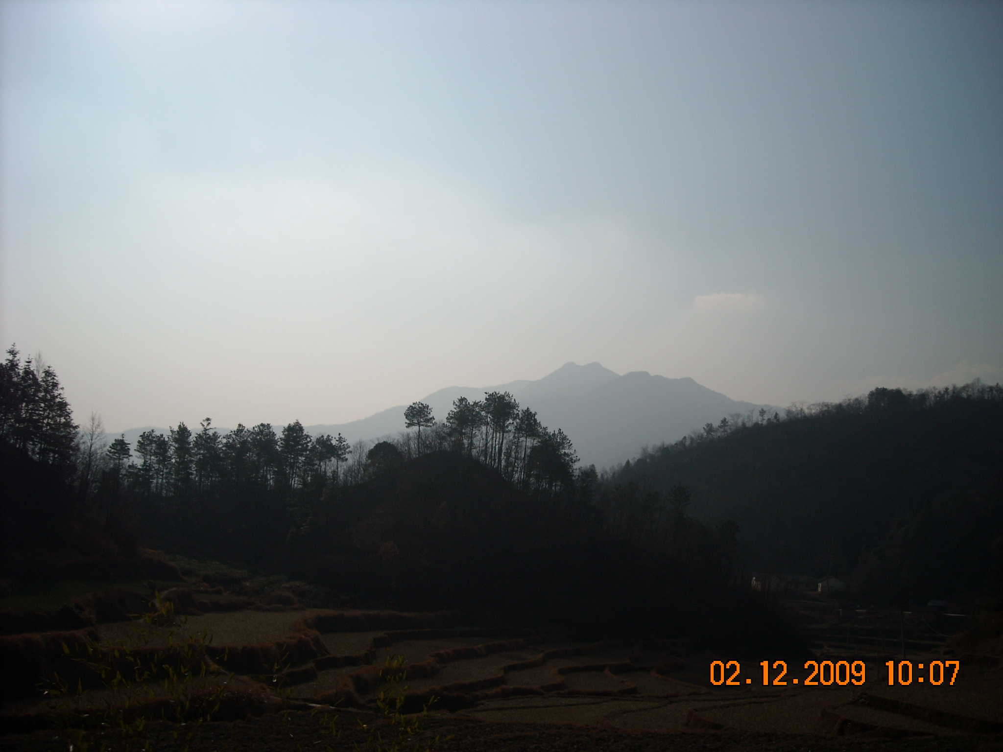 汪家祠堂门口大山