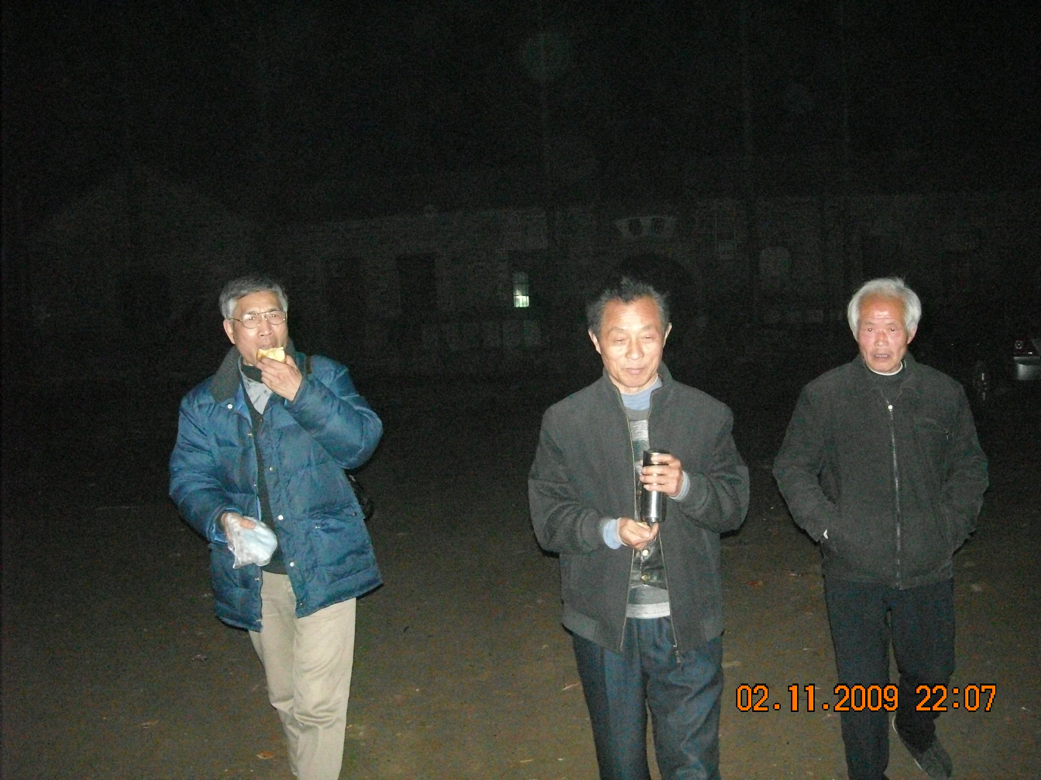 夜深了达梧本家给我按排旅馆