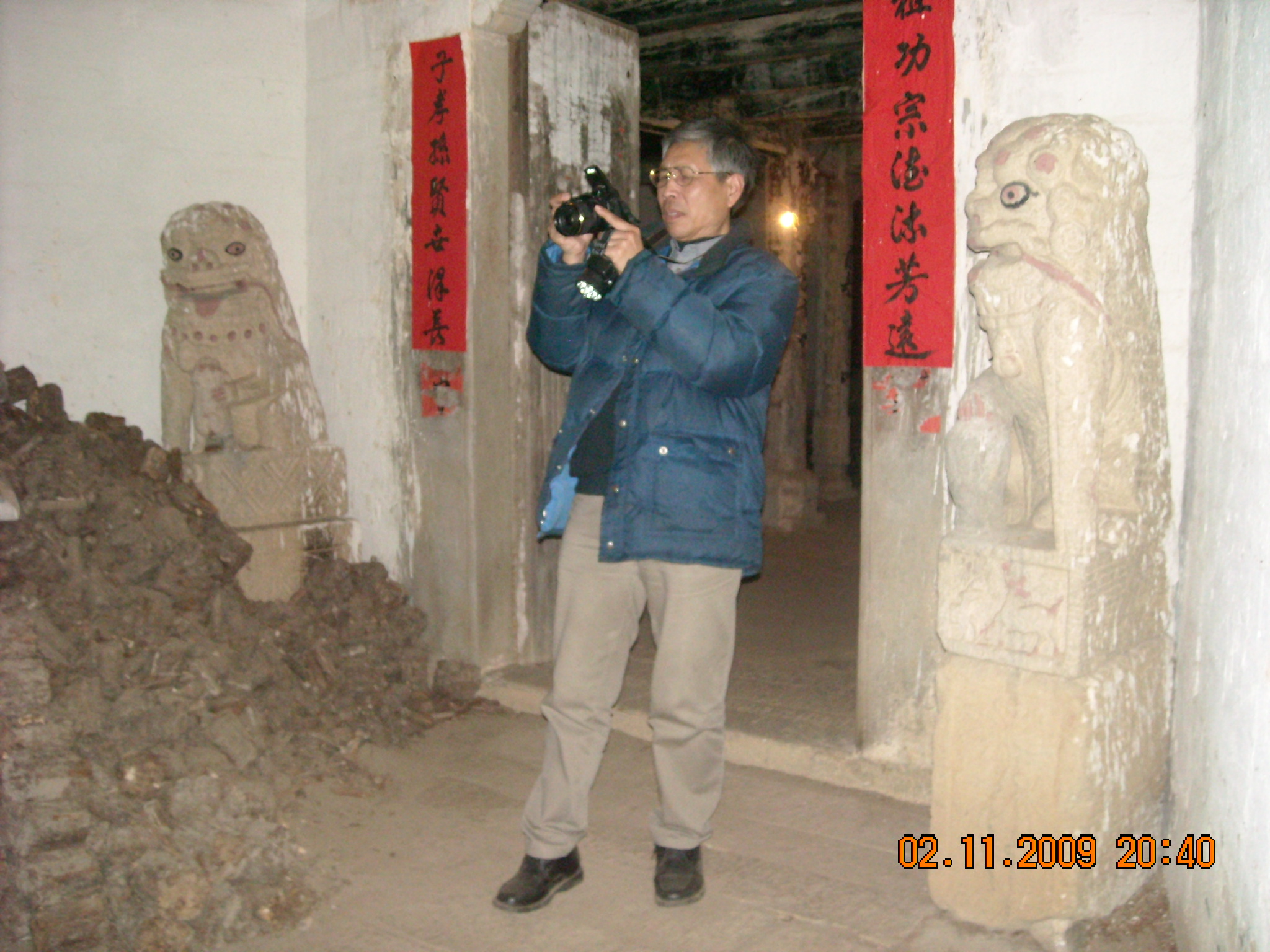 教授像机在不停拍照留下历史一页