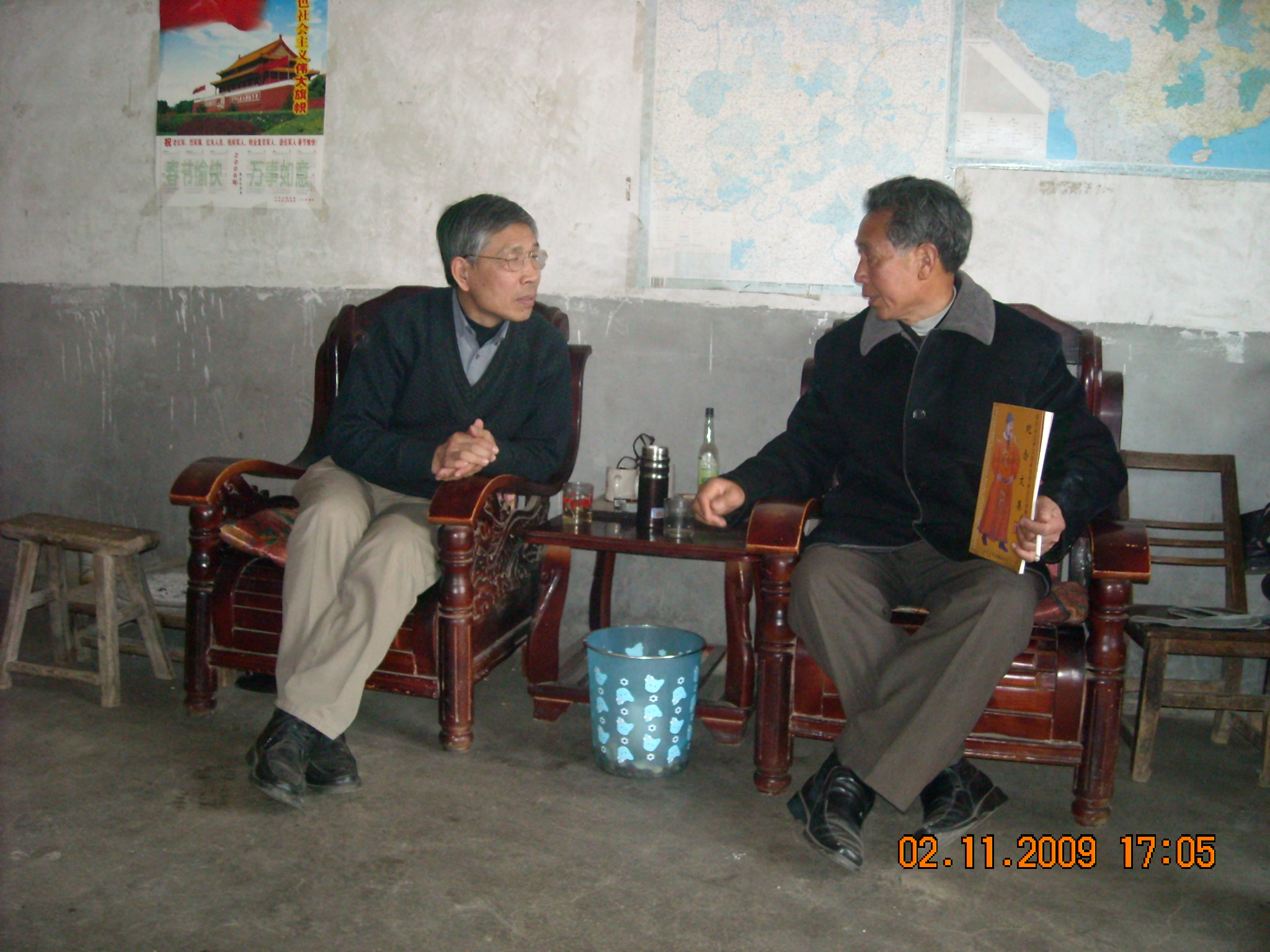 文华与会长亲切交谈