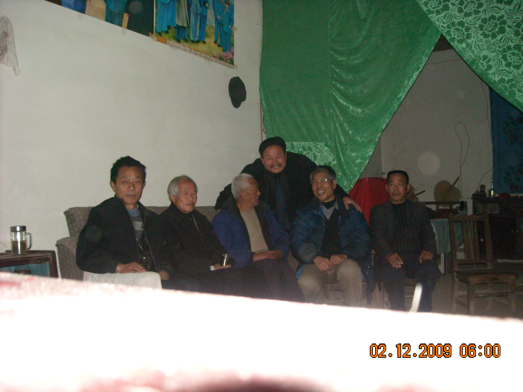 不到早上6点汪家的人就聚在一起叙汪家事，讲汪家情！