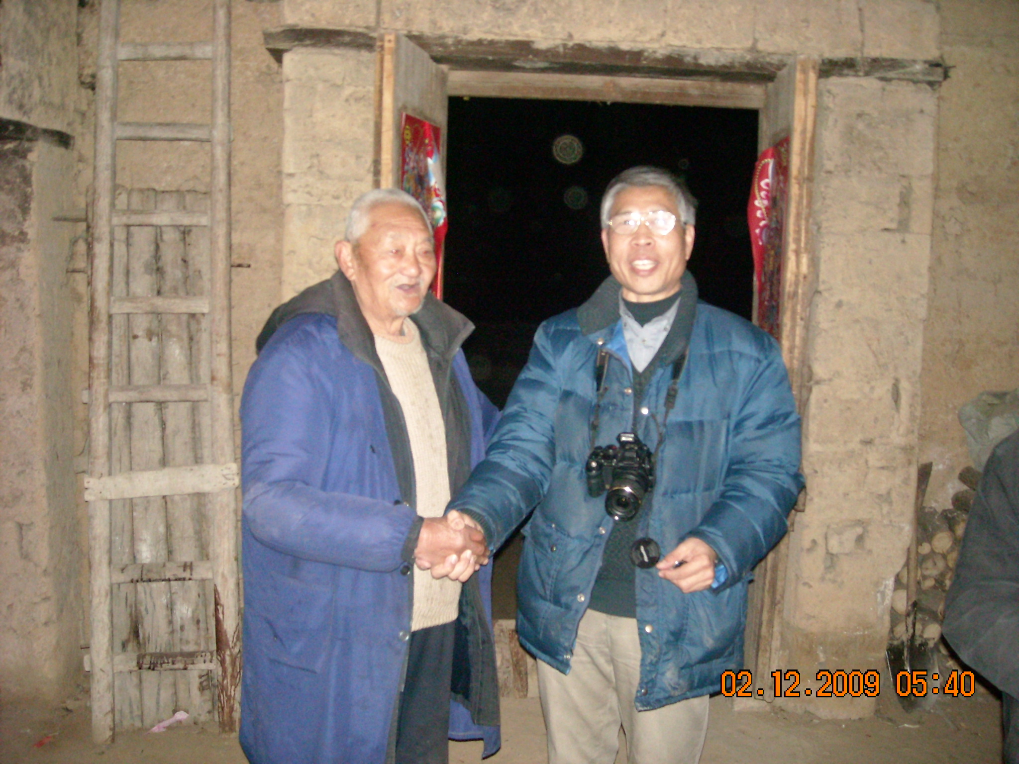 文华与德正[今年85岁那89世]亲切握手