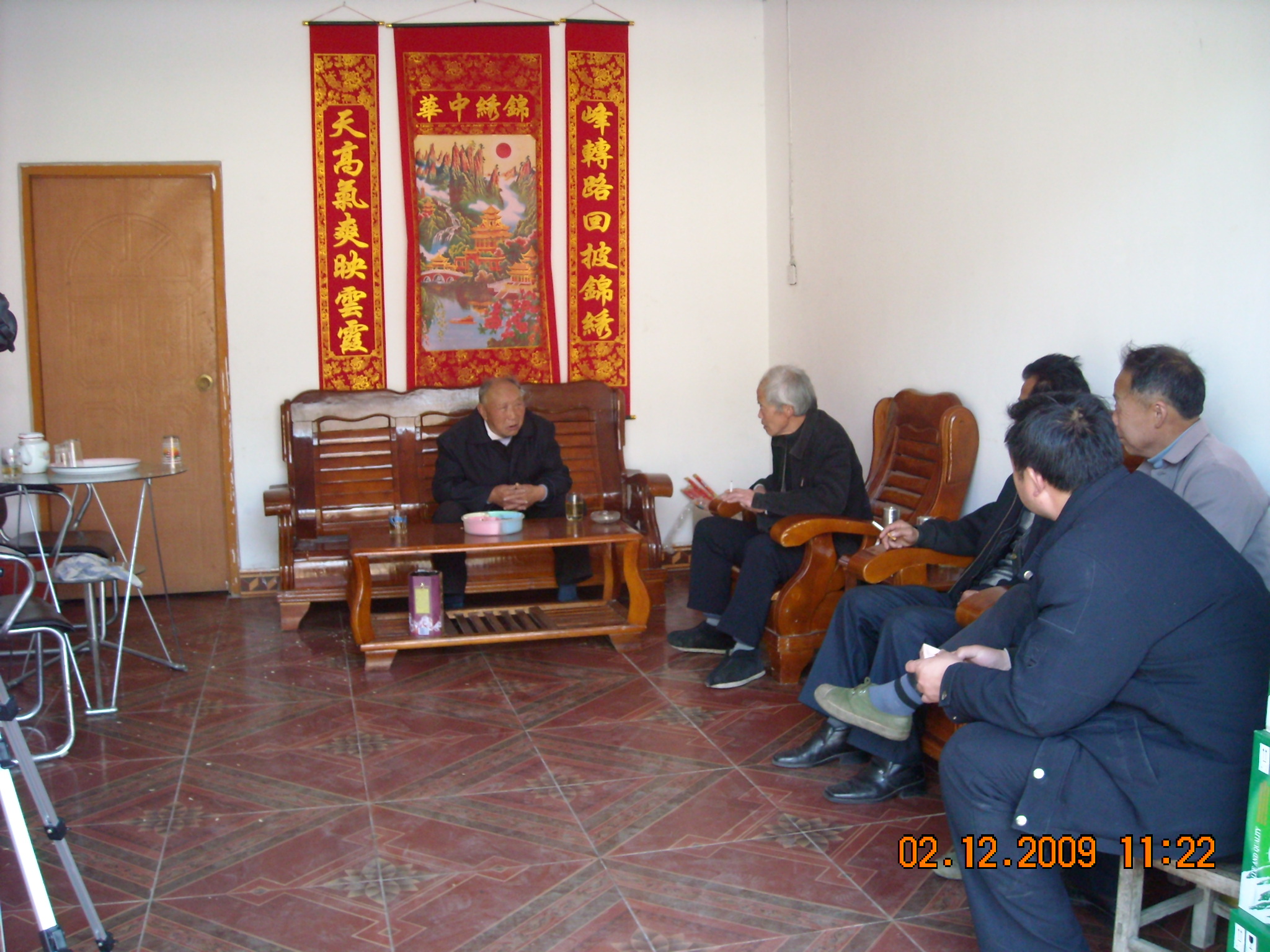 大家仔细听老人讲汪家故事