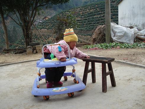 推着板凳跑是他喜欢做的事