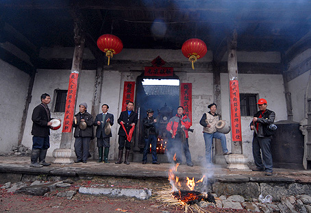 汪氏祠堂前了发的队伍