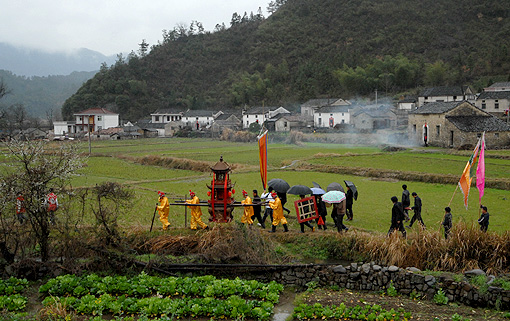 行进中的傩戏队伍