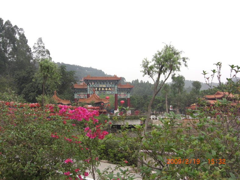 鲜花丛中的南海观音寺