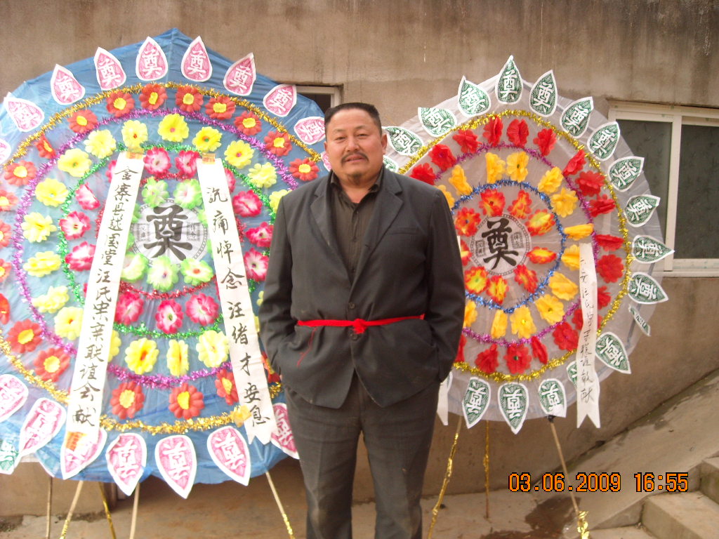 胖子道生属于晚辈，来孙发得红孝布！老人将在家停留三天，后天出葬！