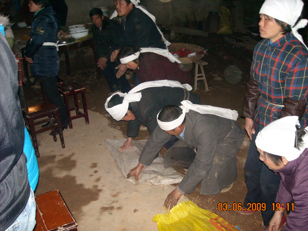 跪地三叩谢亲朋好友！