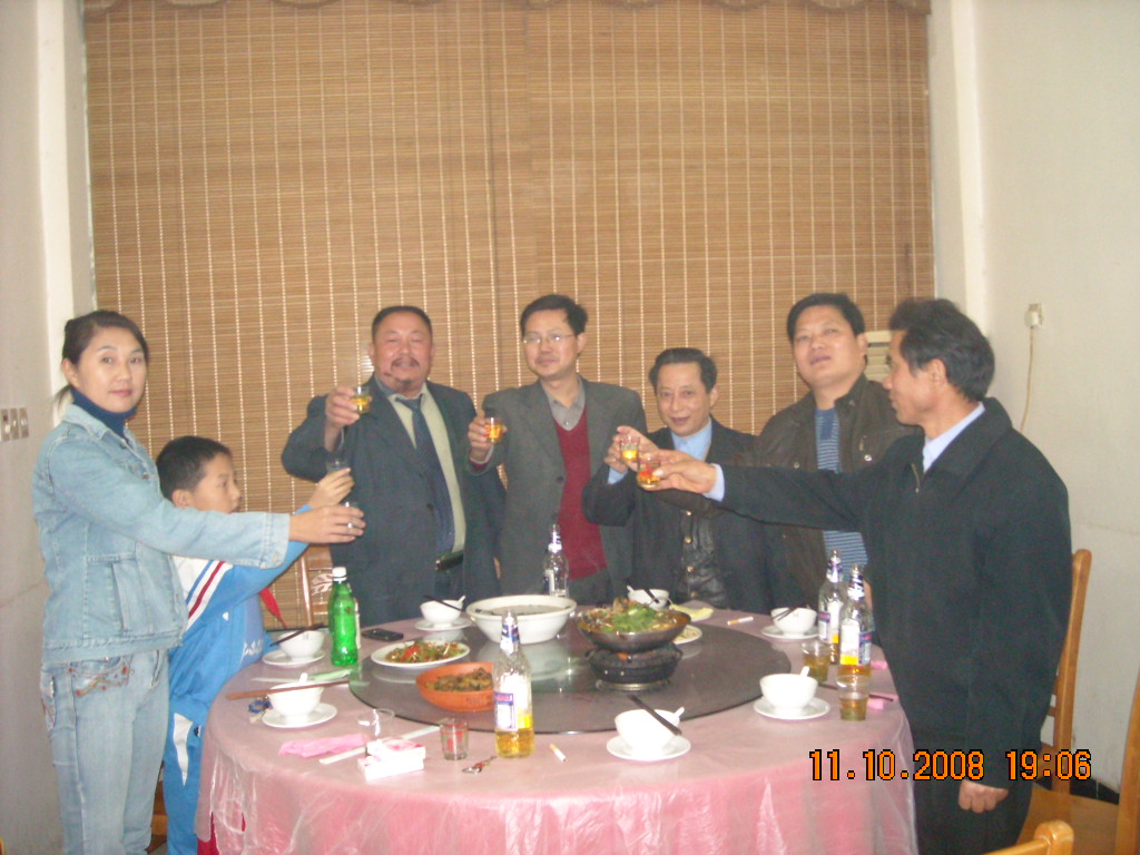 胖子道生在望江与玖玲在喝酒戴眼睛是汪玖玲本家【92世】