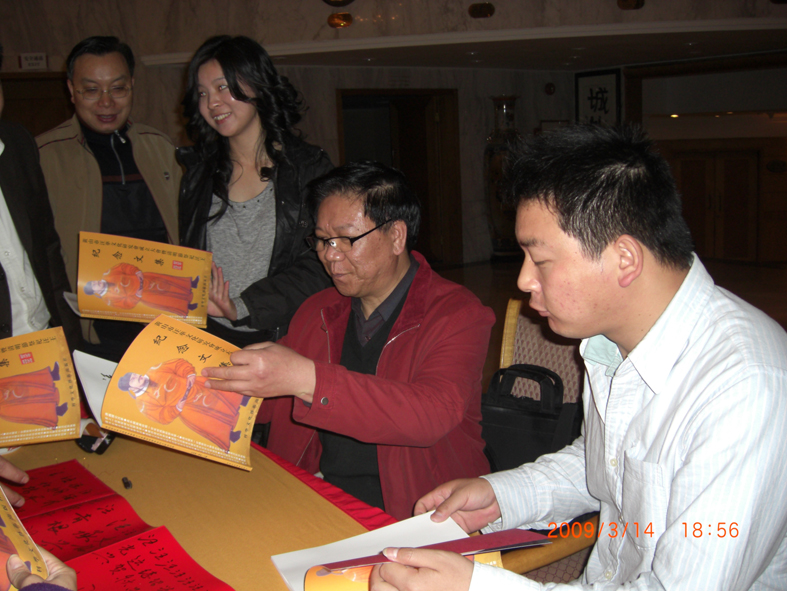 汪华文化研究会执行会长、中国人民解放军总参谋部某部原政委、著名军旅书法家汪承兴给本家现场签名留念