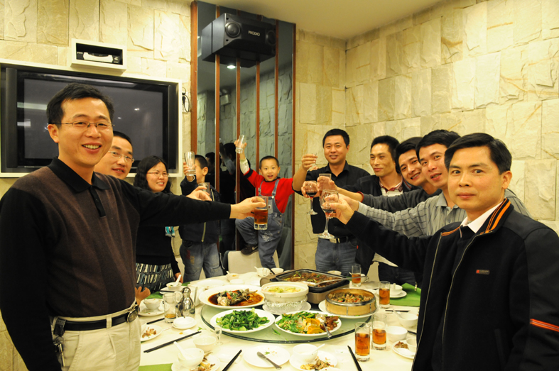 酒会现场气氛热烈，汪家小孩也颇受感染