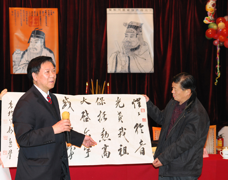 汪华文化研究会执行会长、中国人民解放军总参谋部某部原政委汪承兴向大会赠送书法作品