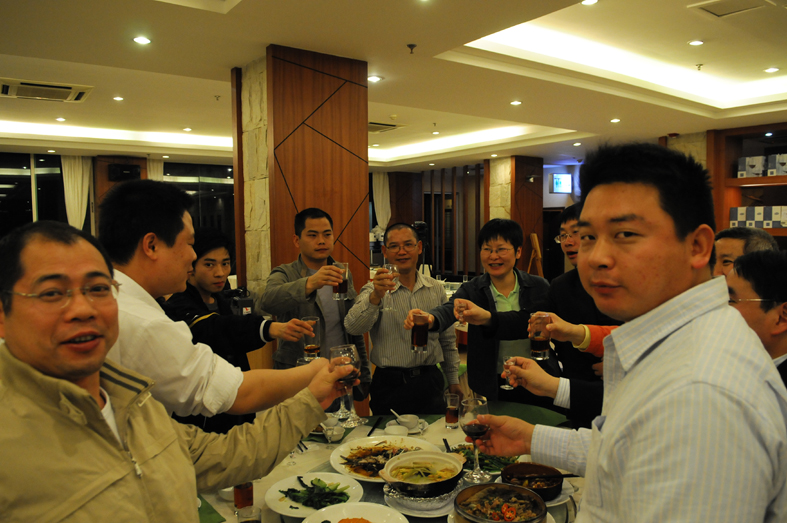 酒会现场气氛热烈