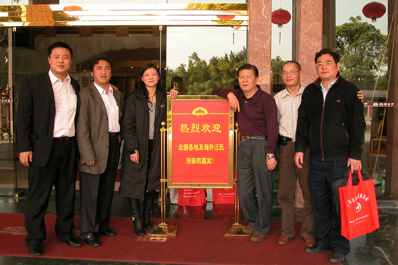 不忘在酒店水牌前留下纪念照片