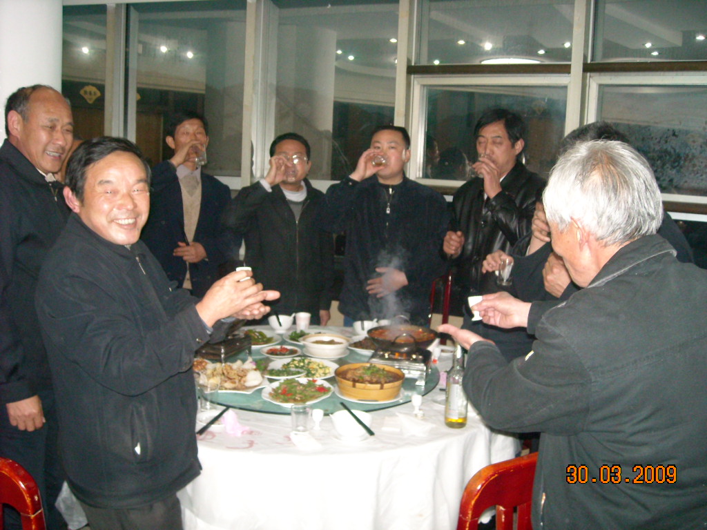 晚宴上太湖家顺、贤伟本家端酒祝贺