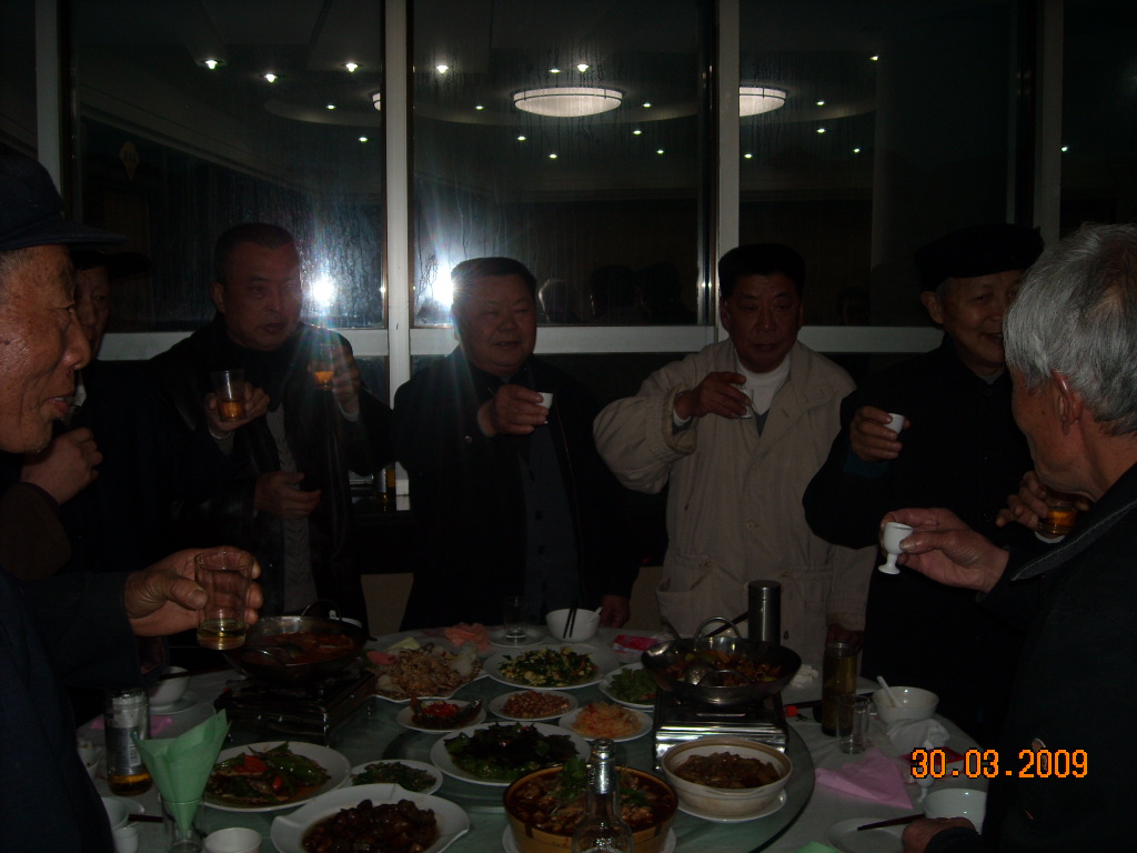 大家共同举杯预祝大会成功