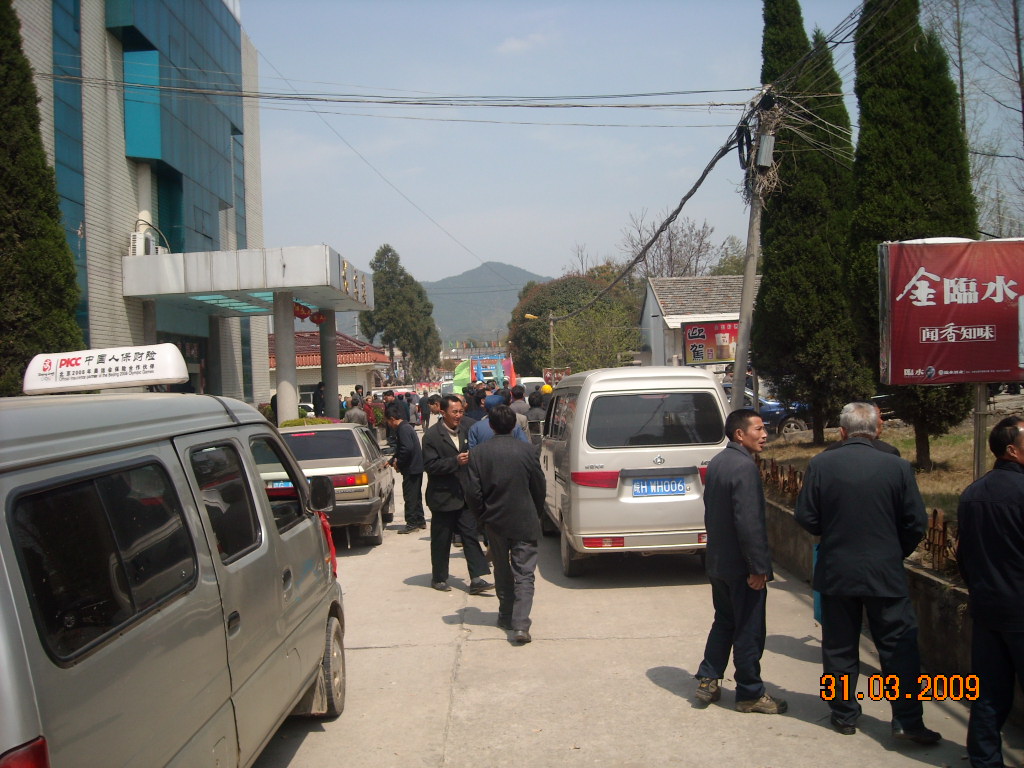 散会路上车水马龙发生堵车好不热闹