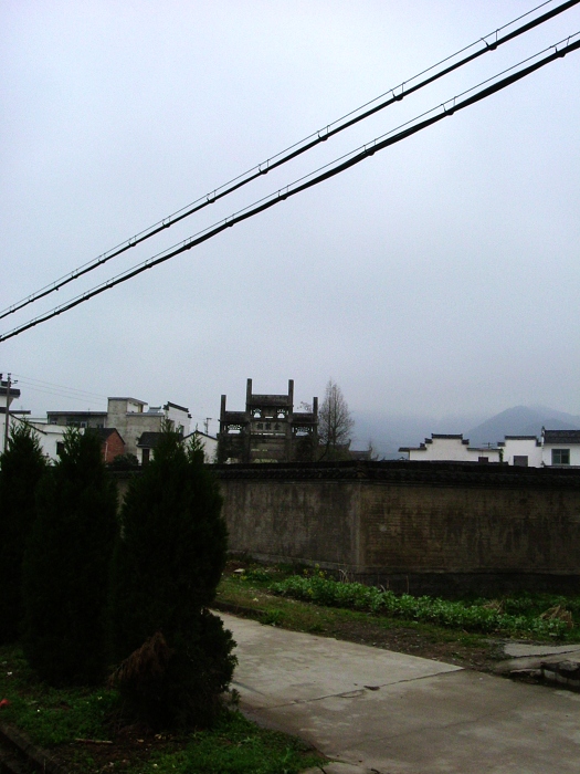 从下尖塔方向看金紫祠牌坊和金紫祠