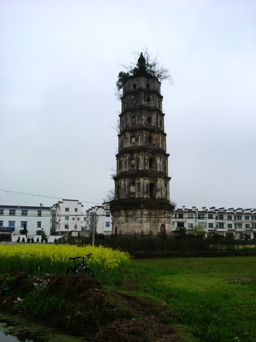 潜口下尖塔，和金紫祠牌坊、金紫祠在一条中轴线上