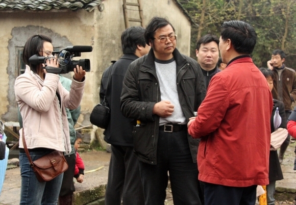 电台和电视台记者现场对承兴会长进行采访。