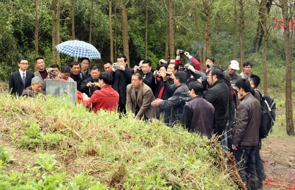 王墓新立墓碑揭碑仪式开始。