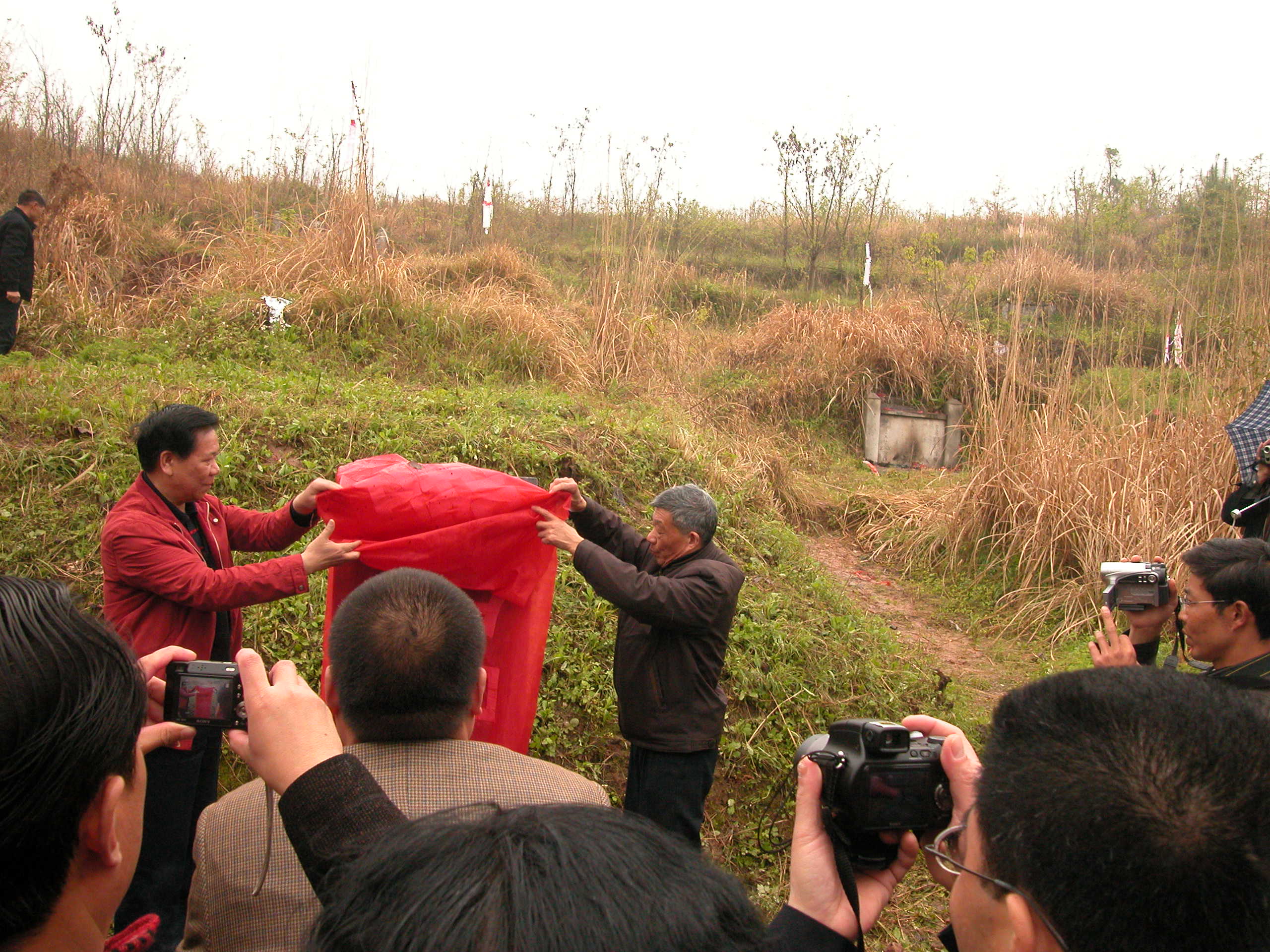 汪华墓新碑接幕