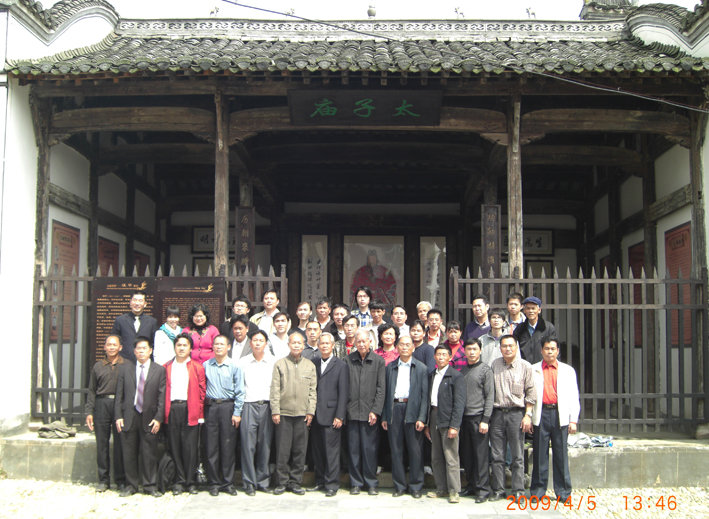 在太子庙前全体合影