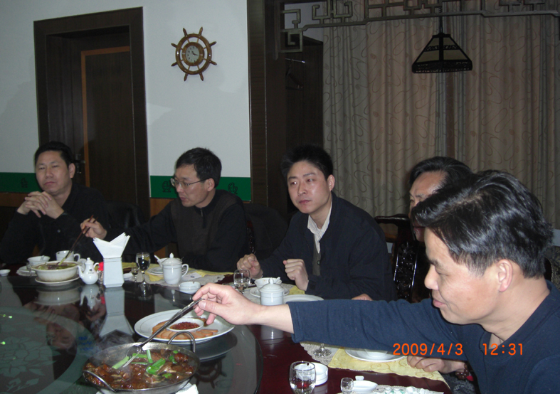 黟县领导盛情款待大伙——左起清源、方县长、号军、蒋书记、晋初