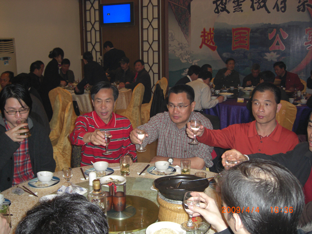 与会代表参加越国公宴