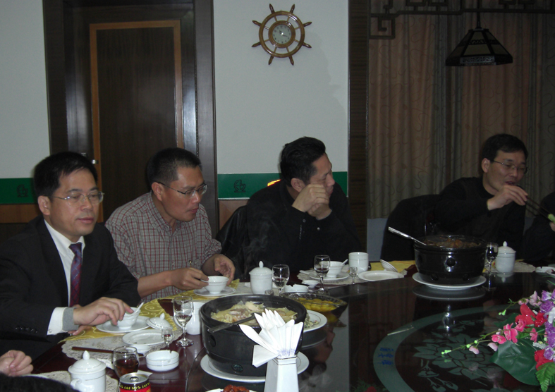 黟县领导盛情款待大伙——左起椿涛、东红、清源、方县长