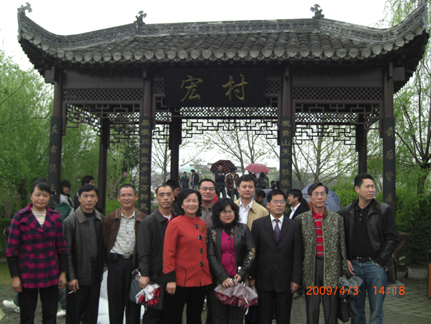 在宏村门前留个影