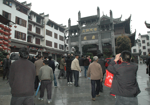 一进古城个个兴高采烈