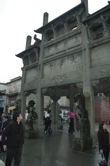 再找一个角度看八脚牌坊