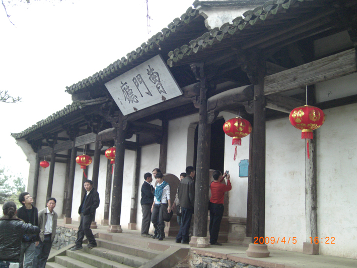 汪家的一个祠堂。因为多人做官，有功名，所以称为“曹门”。不过这是一个违规建筑，因为门用了九扇，为皇家