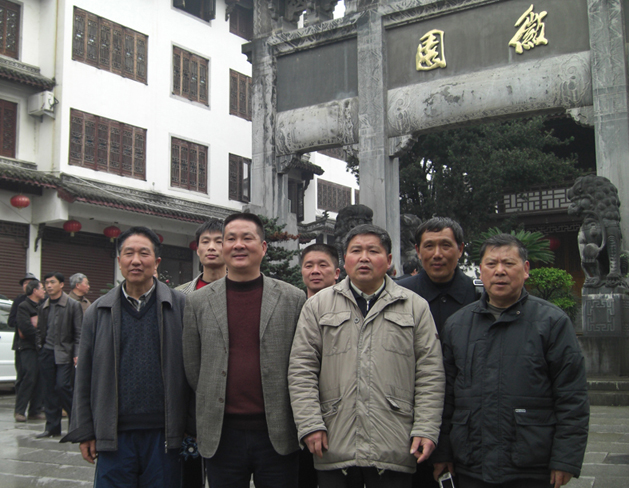 浙江的兄弟们在徽园牌坊前-只知道前排左二是大陈的衍君书记