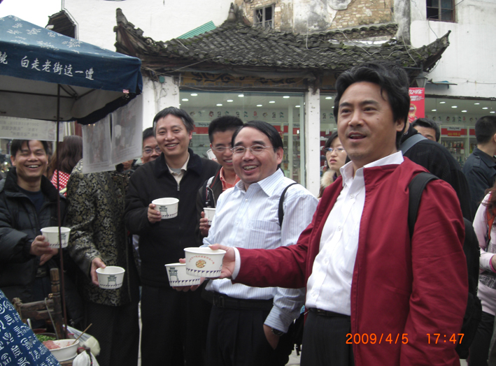 等了半小时有余才吃上一碗馄饨。兄弟们如同中大奖在显摆呢。