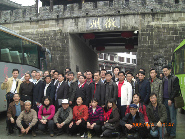 在古城门前合个影