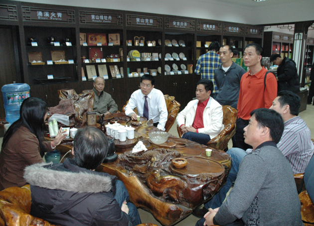 两广本家在老街上汪满田茶叶店品茶