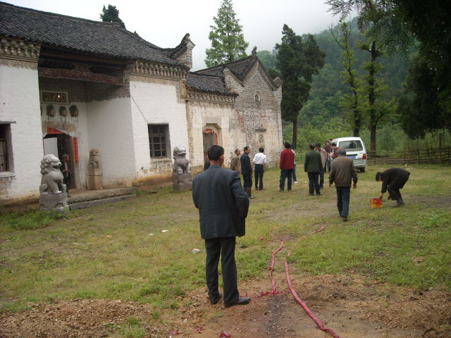 将近中午汪家大湾本家们依依不舍鞭炮欢送合肥远到而来得本家们