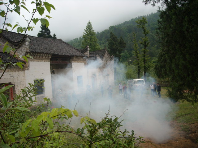 祠堂门前鞭炮烟花齐鸣，欢迎全国本家们再来大湾