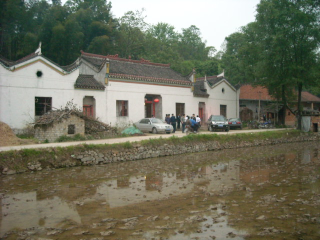 经过将近三个小时艰难路程[因金寨县在修二路合武高速铁路或公路]路况太差，终于到了古碑黄畈汪家祠堂