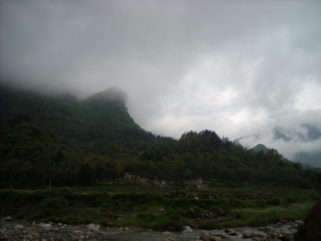 天高云淡望不见山高