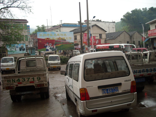 这时接到步胜会长电话，从当地包一辆面的去一部分人到汪家大湾祭祖完成大家心愿