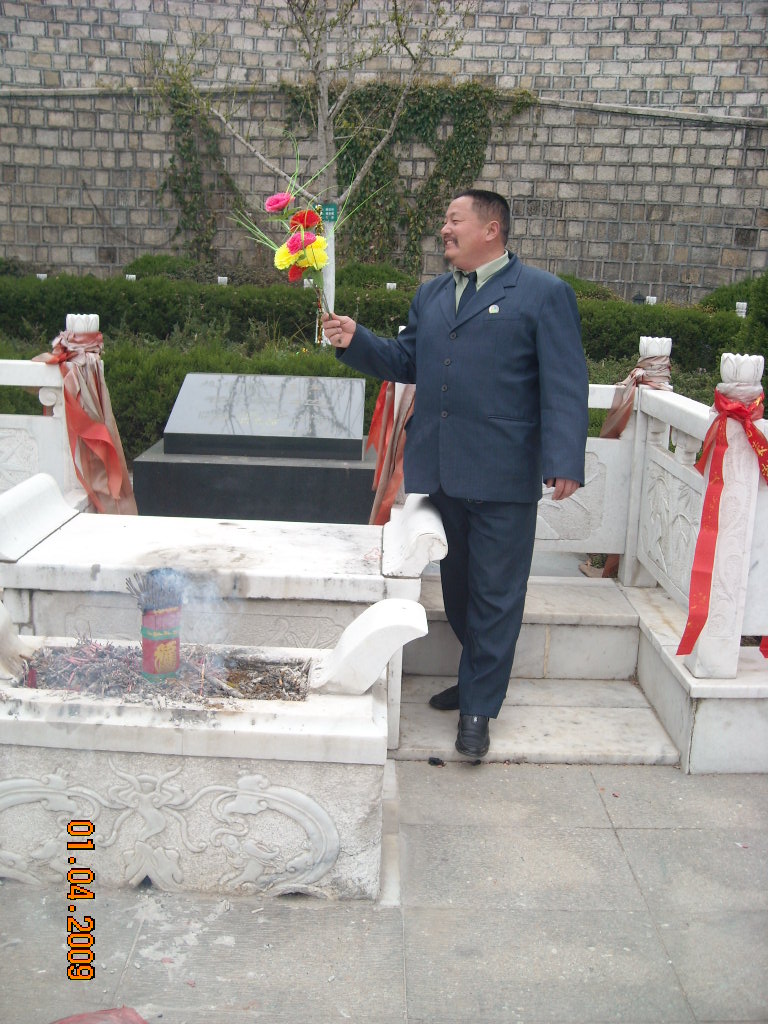 赵老的树葬地前胖子道生的留影