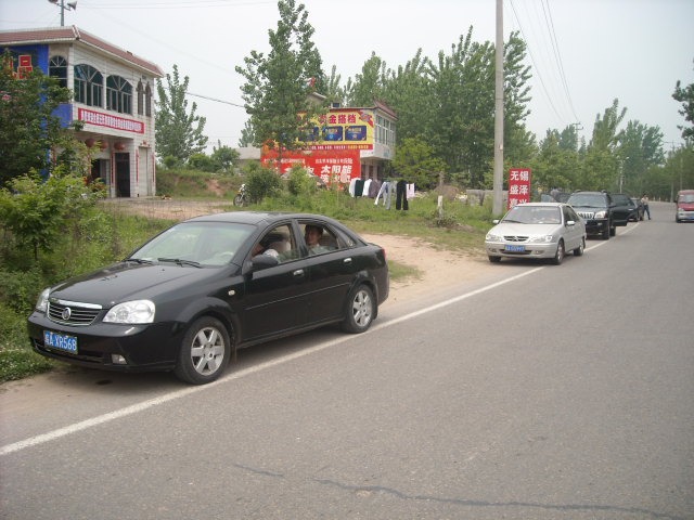 车队准备赶往梅山老县城