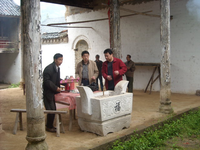 贵章、海声及大湾本家正准备上香